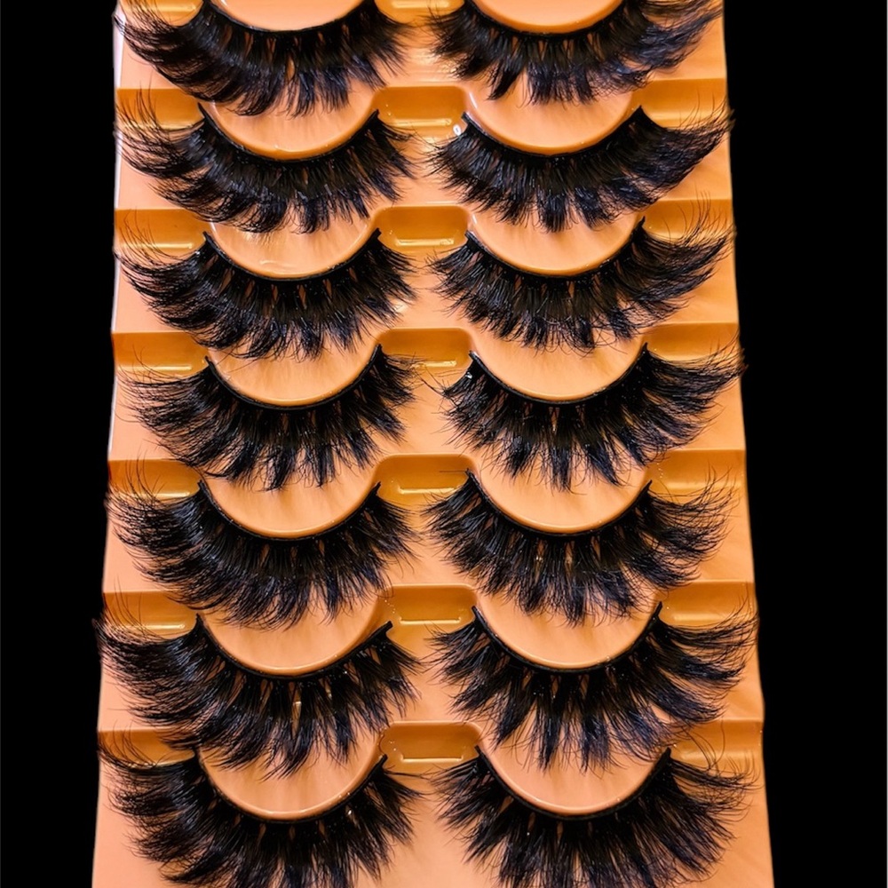Lashes - Picture 7 of 15